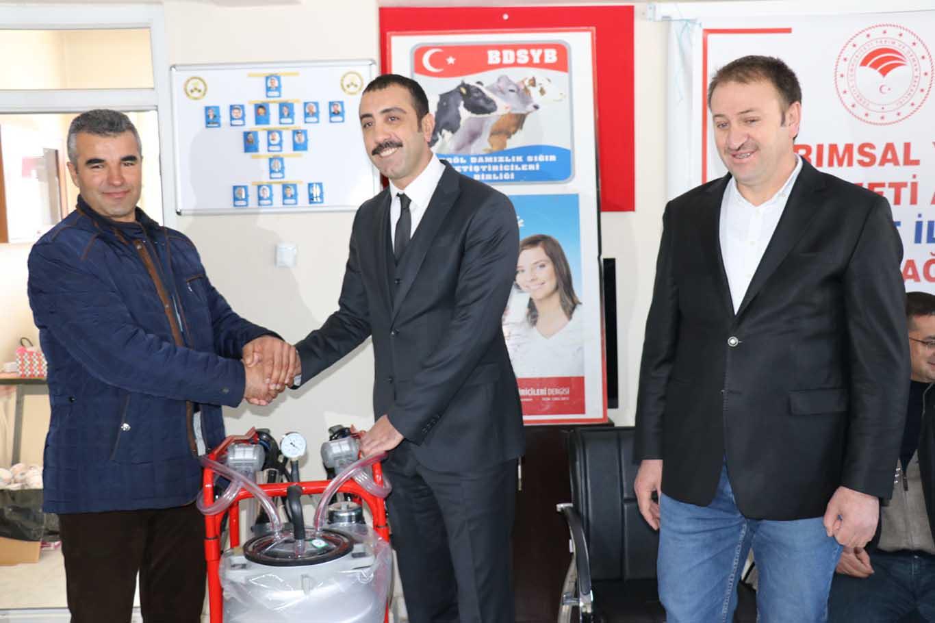 Hayvan yetiştiricilerine süt sağım makinesi dağıtıldı Hayvan yetiştiricilerine süt sağım makinesi dağıtıldı